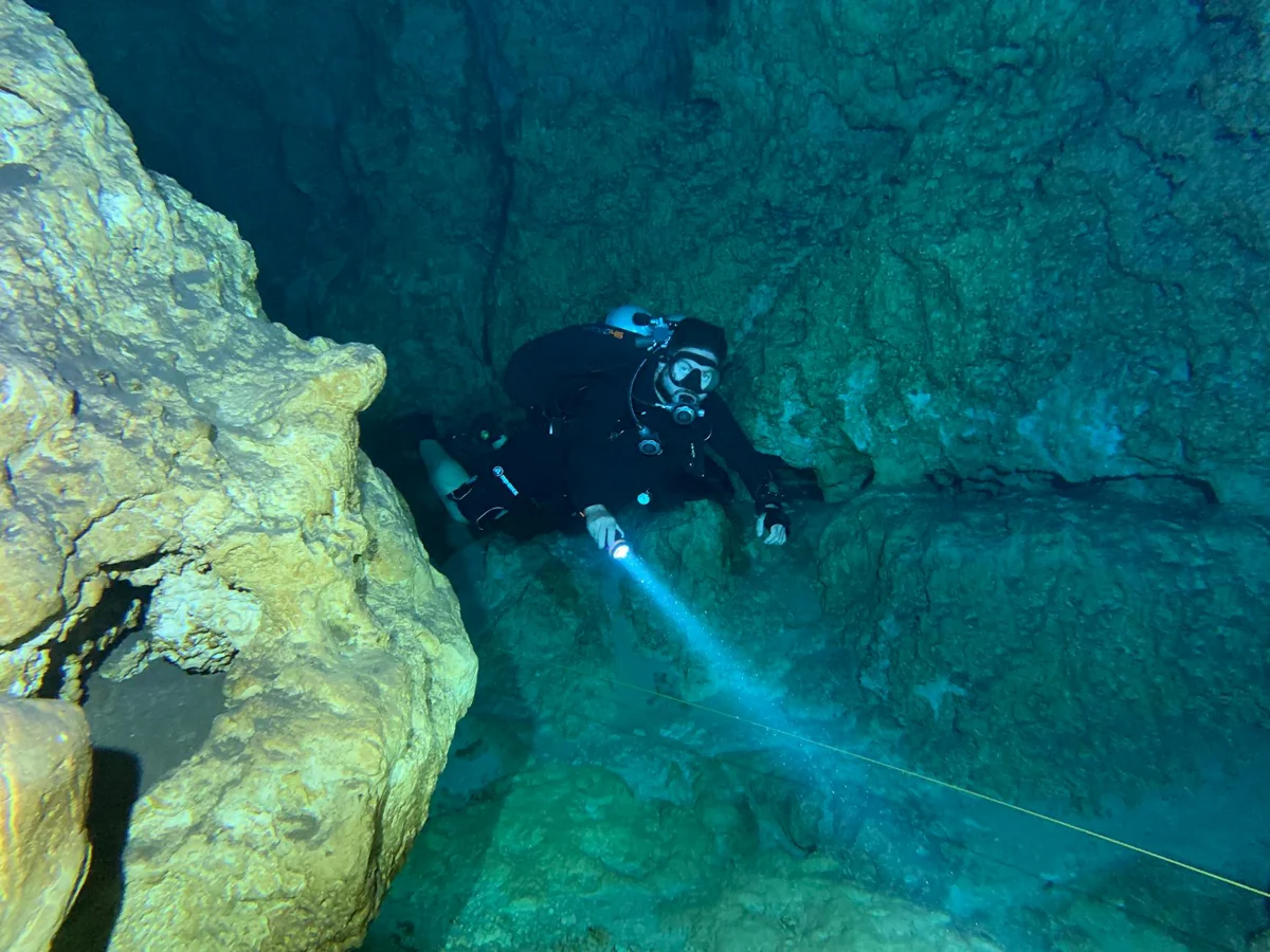 Linternas de buceo: lúmenes, ángulo, autonomía — qué importa de verdad