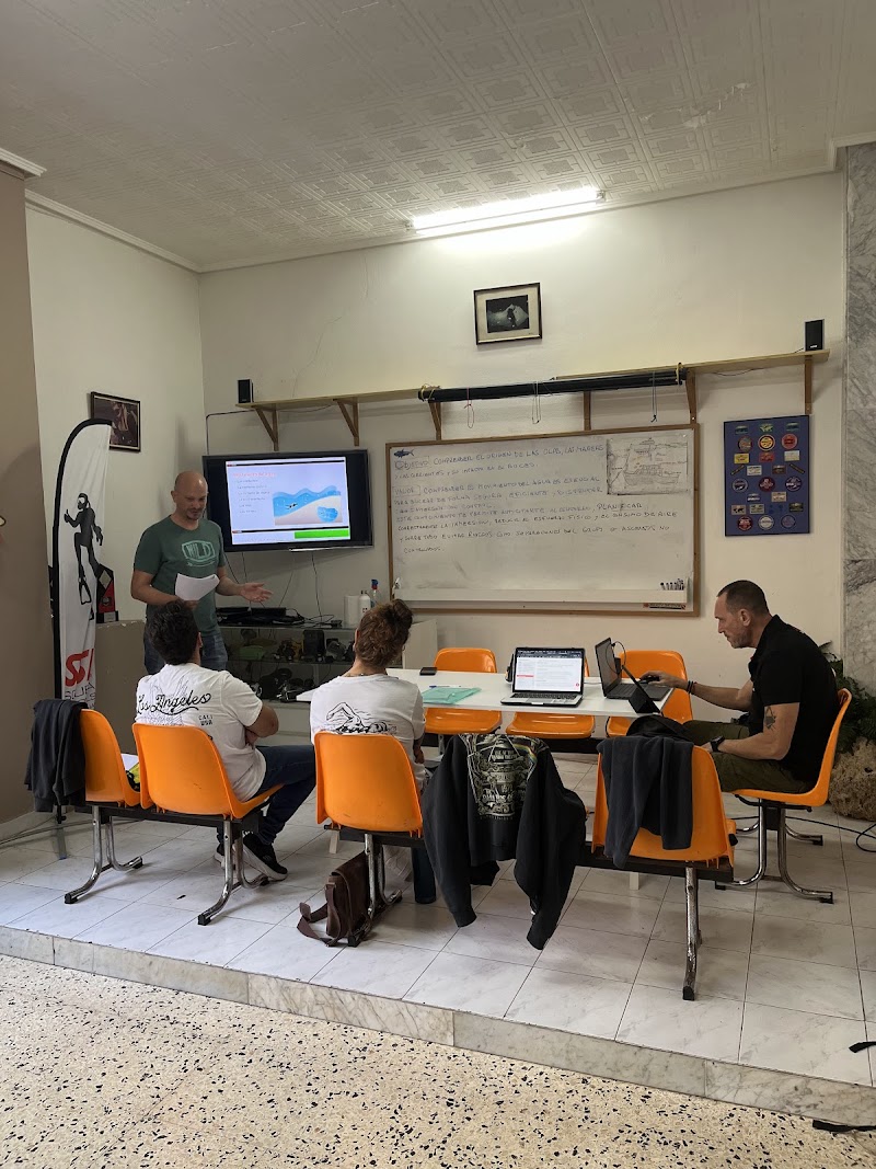 Isurus Escuela De Buceo logo